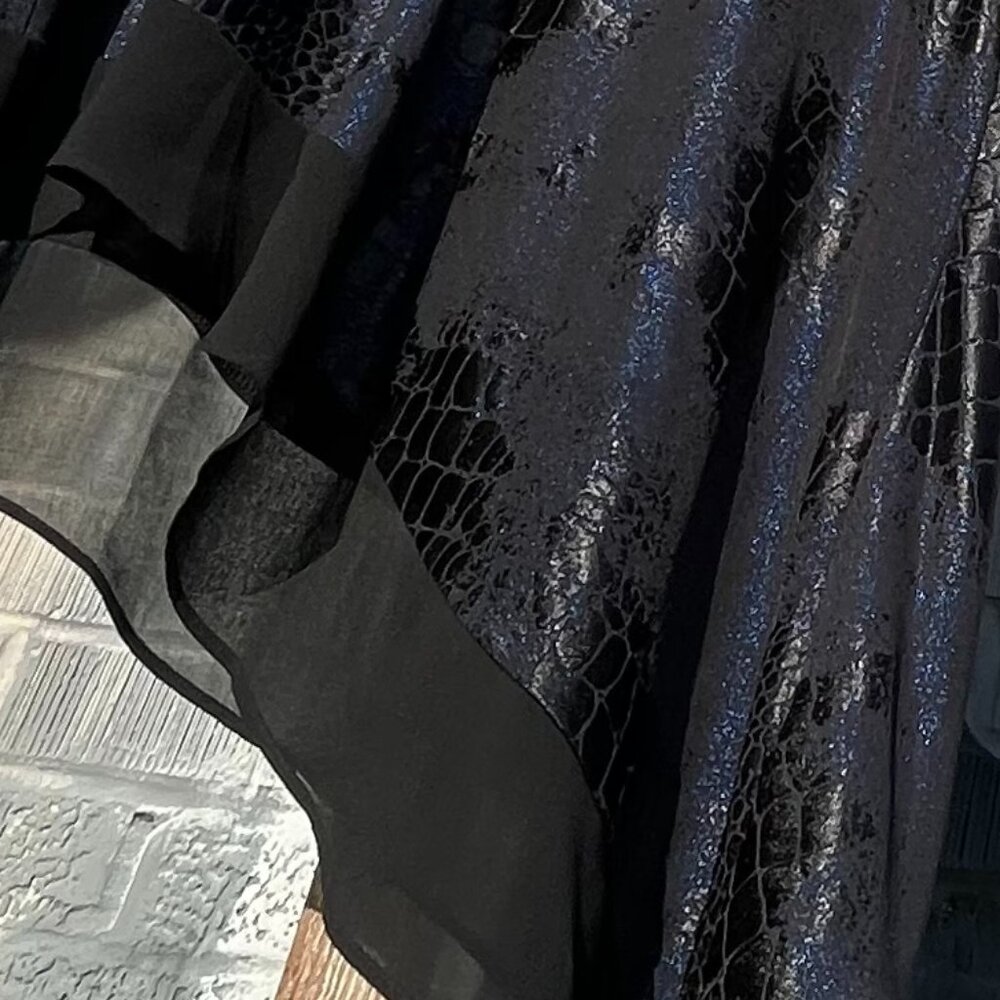 Women's Lior Paris Small V-neck Cold-Shoulder Blue/Black Snakeskin Flowy Tunic - Picture 15 of 16